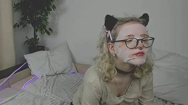 Snapshot of EdythElswick chatting on April 6, 2026, 4:08 am EdythElswick online show from April 6, 2026, 4:08 am