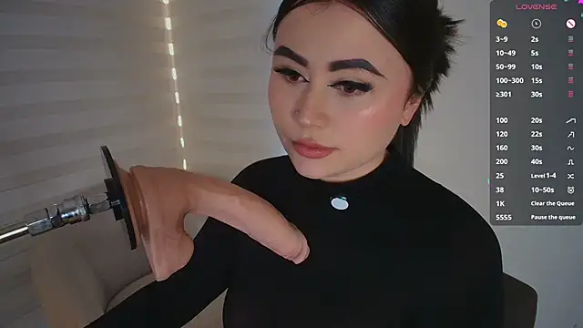 venusleroy  online show from February 18, 2026, 10:50 pm