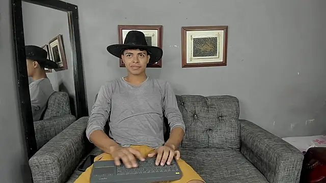 Snapshot of dafnezahiraa_ chatting on December 9, 2024, 8:33 pm dafnezahiraa online show from December 9, 2024, 8:33 pm