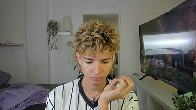 santy-kitty online show from November 8, 2025, 1:31 am