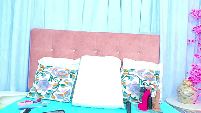 Snapshot of AlliciaKim chatting on November 14, 2025, 7:17 pm AlliciaKim online show from November 14, 2025, 7:17 pm