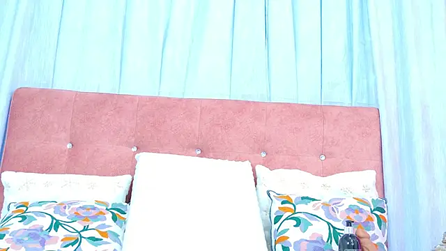 Snapshot of AlliciaKim chatting on November 16, 2025, 7:18 pm AlliciaKim online show from November 16, 2025, 7:18 pm