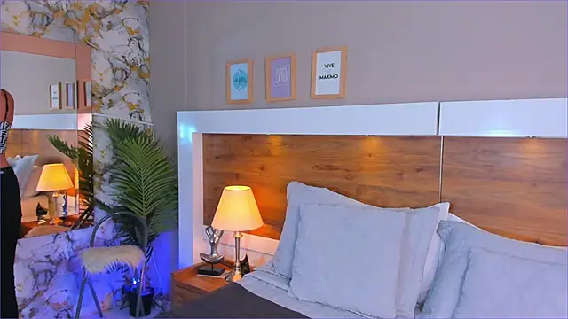 Snapshot of EmaBakker chatting on January 6, 2026, 11:25 am EmaBakker online show from January 6, 2026, 11:25 am