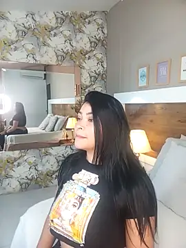 Snapshot of EmaBakker chatting on December 22, 2025, 12:05 pm EmaBakker online show from December 22, 2025, 12:05 pm