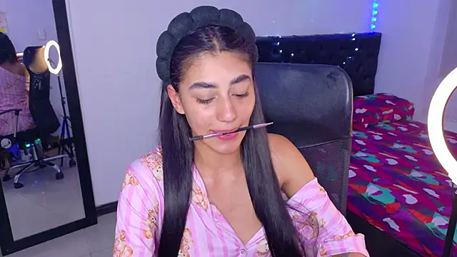 Snapshot of JulietaCheerr chatting on December 16, 2025, 1:10 am JulietaCheerr online show from December 16, 2025, 1:10 am