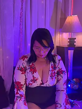 Snapshot of Venus_R0se chatting on May 16, 2026, 5:17 am Venus R0se online show from May 16, 2026, 5:17 am