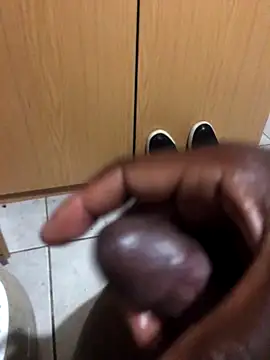 Snapshot of Remyblackhood chatting on October 5, 2025, 12:40 pm Remyblackhood online show from October 5, 2025, 12:40 pm