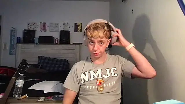 Snapshot of twentywithafelonyy chatting on February 17, 2025, 5:44 pm twentywithafelonyy online show from February 17, 2025, 5:44 pm