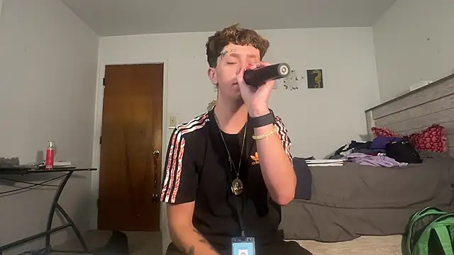 Snapshot of twentywithafelonyy chatting on September 27, 2025, 4:35 pm twentywithafelonyy online show from September 27, 2025, 4:35 pm