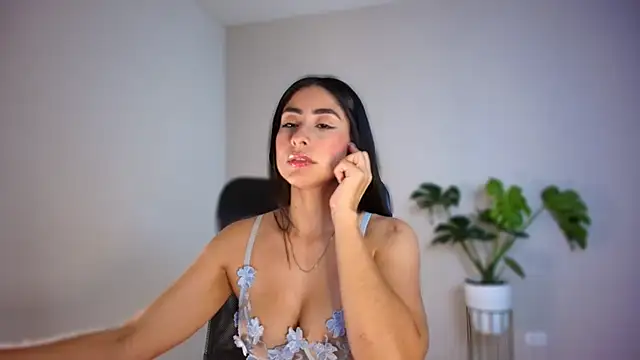 auroracaruso11 online show from January 6, 2026, 7:40 pm