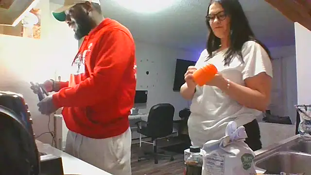 Snapshot of Stayinalive1992 chatting on December 31, 2024, 4:06 am Stayinalive1992 online show from December 31, 2024, 4:06 am