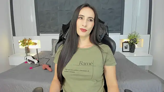 SaraGomez1 online show from November 6, 2025, 3:49 pm