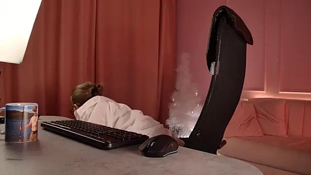 Snapshot of AphexQueen chatting on December 19, 2025, 10:17 am AphexQueen online show from December 19, 2025, 10:17 am