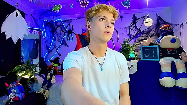 twink sebas  online show from October 27, 2025, 4:35 am