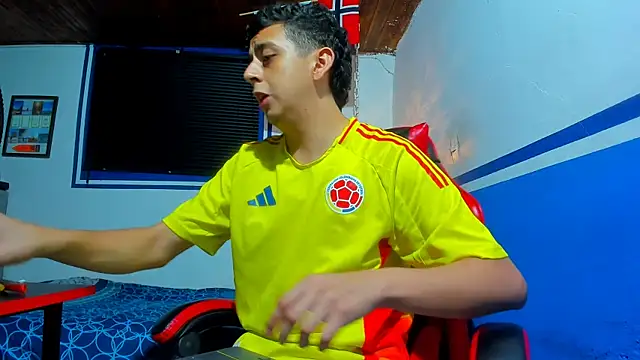 Snapshot of maxowens_oficial chatting on July 18, 2026, 10:07 pm maxowens oficial online show from July 18, 2026, 10:07 pm