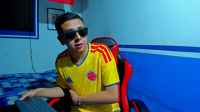 Snapshot of maxowens_oficial chatting on June 18, 2026, 8:02 am maxowens oficial online show from June 18, 2026, 8:02 am