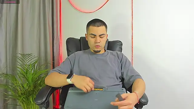 Snapshot of kalivan_voinesscu chatting on October 13, 2025, 7:54 am kalivan voinesscu online show from October 13, 2025, 7:54 am