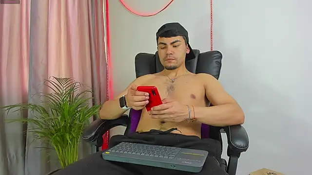 Snapshot of kalivan_voinesscu chatting on October 7, 2025, 2:18 pm kalivan voinesscu online show from October 7, 2025, 2:18 pm