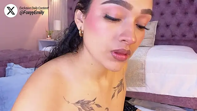 Snapshot of EMILYY_FOXY chatting on November 15, 2025, 7:29 pm EMILYY FOXY online show from November 15, 2025, 7:29 pm