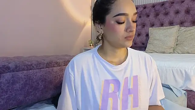 Snapshot of EMILYY_FOXY chatting on December 15, 2025, 6:58 pm EMILYY FOXY online show from December 15, 2025, 6:58 pm