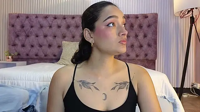 Snapshot of EMILYY_FOXY chatting on December 3, 2025, 7:02 pm EMILYY FOXY online show from December 3, 2025, 7:02 pm