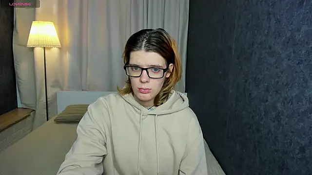 Snapshot of KIKI_Krash chatting on March 8, 2025, 10:22 am KIKI Krash online show from March 8, 2025, 10:22 am