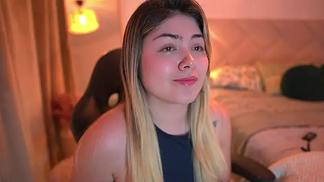 Snapshot of Lau_Bee chatting on November 28, 2025, 1:17 am Lau Bee online show from November 28, 2025, 1:17 am