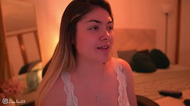 Snapshot of Lau_Bee chatting on December 13, 2025, 8:04 pm Lau Bee online show from December 13, 2025, 8:04 pm