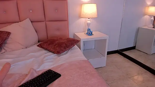 Snapshot of laura_smith33 chatting on March 8, 2025, 6:05 pm laura smith33 online show from March 8, 2025, 6:05 pm