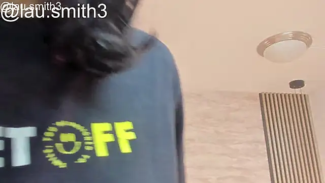 Snapshot of laura_smith33 chatting on November 7, 2025, 2:32 pm laura smith33 online show from November 7, 2025, 2:32 pm