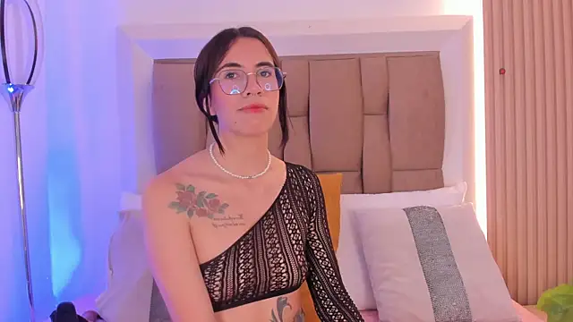 Clarisse28 online show from October 12, 2025, 7:04 pm