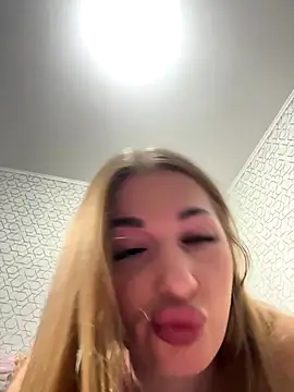 Snapshot of Tatti-Go chatting on December 15, 2025, 3:40 pm Tatti-Go online show from December 15, 2025, 3:40 pm