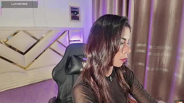 carolineamber  online show from March 25, 2026, 2:01 am