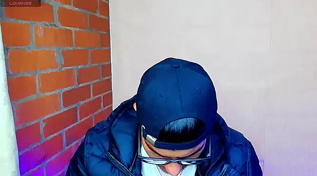 Snapshot of Leandro_valenzuela chatting on March 7, 2025, 12:45 pm Leandro valenzuela online show from March 7, 2025, 12:45 pm