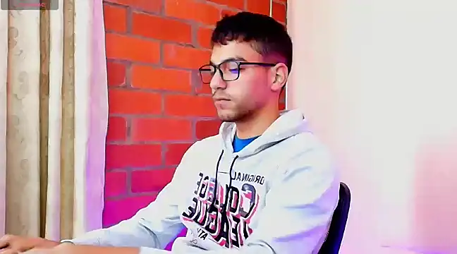 Snapshot of Leandro_valenzuela chatting on March 18, 2025, 2:28 pm Leandro valenzuela online show from March 18, 2025, 2:28 pm