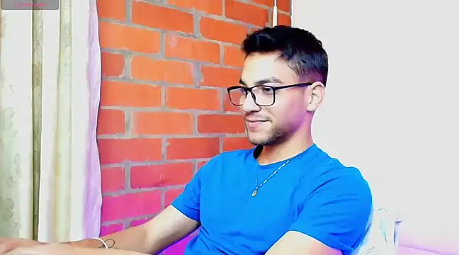 Snapshot of Leandro_valenzuela chatting on March 18, 2025, 5:33 pm Leandro valenzuela online show from March 18, 2025, 5:33 pm