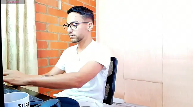 Snapshot of Leandro_valenzuela chatting on March 11, 2025, 2:40 pm Leandro valenzuela online show from March 11, 2025, 2:40 pm