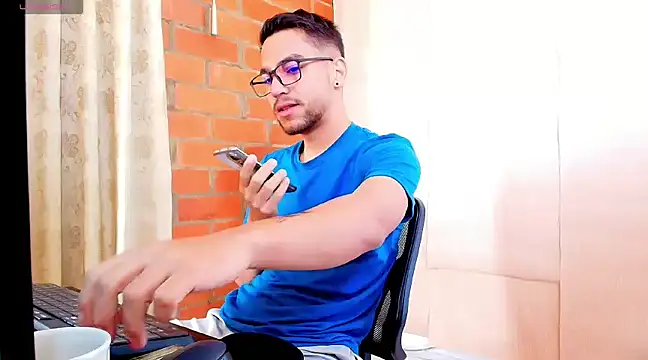 Snapshot of Leandro_valenzuela chatting on March 12, 2025, 2:56 pm Leandro valenzuela online show from March 12, 2025, 2:56 pm