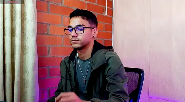 Snapshot of Leandro_valenzuela chatting on March 15, 2025, 9:27 pm Leandro valenzuela online show from March 15, 2025, 9:27 pm