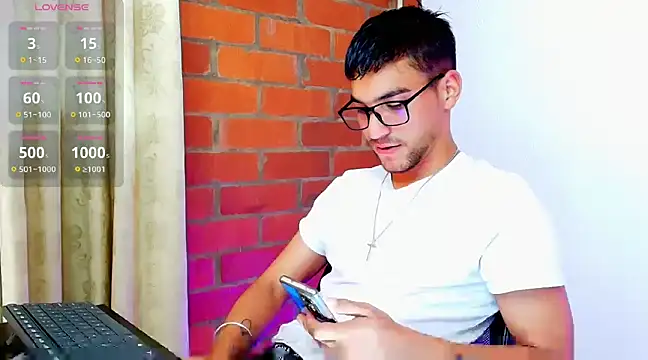 Snapshot of Leandro_valenzuela chatting on March 21, 2025, 6:07 pm Leandro valenzuela online show from March 21, 2025, 6:07 pm