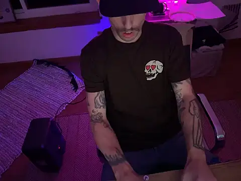 Snapshot of RuffClvb chatting on November 20, 2025, 8:15 am RuffClvb online show from November 20, 2025, 8:15 am