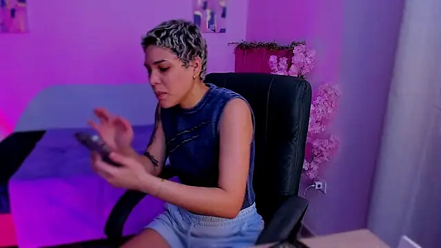 Snapshot of Charlee_pink chatting on November 25, 2025, 8:09 pm Charlee pink online show from November 25, 2025, 8:09 pm