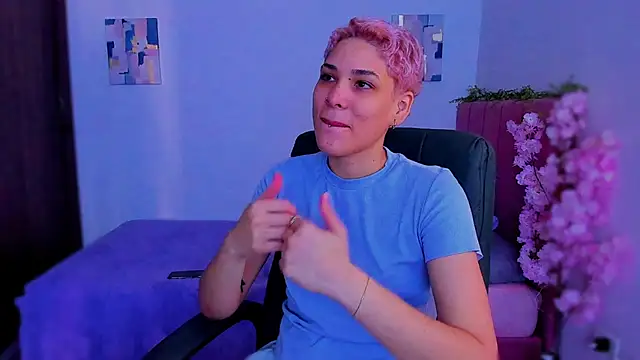 Snapshot of Charlee_pink chatting on December 15, 2025, 7:52 pm Charlee pink online show from December 15, 2025, 7:52 pm