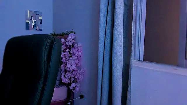 Snapshot of Charlee_pink chatting on December 15, 2025, 7:03 am Charlee pink online show from December 15, 2025, 7:03 am