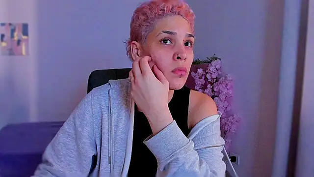 Snapshot of Charlee_pink chatting on December 14, 2025, 6:57 pm Charlee pink online show from December 14, 2025, 6:57 pm