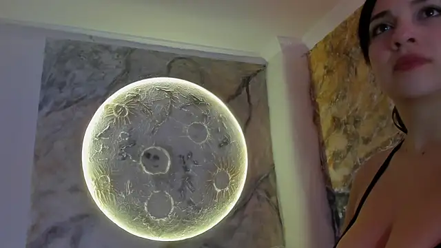 brianaGuzman online show from March 18, 2025, 1:01 pm