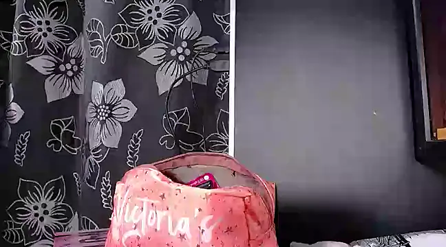 Snapshot of lily_jamesx chatting on February 20, 2025, 7:19 pm lily jamesx online show from February 20, 2025, 7:19 pm