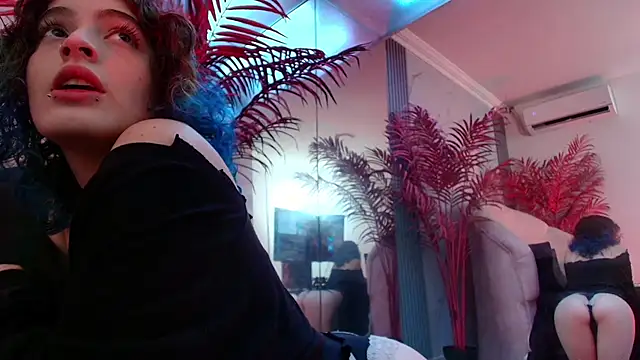 Snapshot of EvaHalsey chatting on December 1, 2025, 7:59 pm EvaHalsey online show from December 1, 2025, 7:59 pm