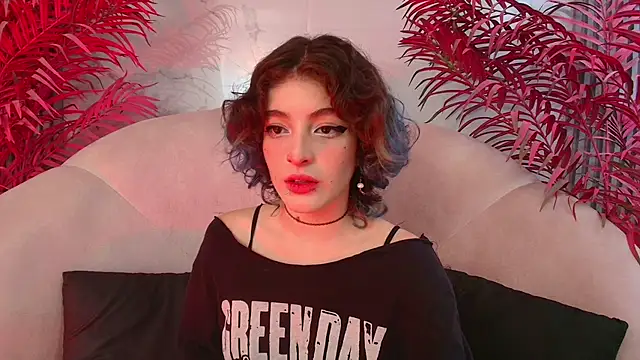 Snapshot of EvaHalsey chatting on November 19, 2025, 7:47 pm EvaHalsey online show from November 19, 2025, 7:47 pm