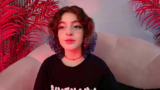 Snapshot of EvaHalsey chatting on December 4, 2025, 8:08 pm EvaHalsey online show from December 4, 2025, 8:08 pm